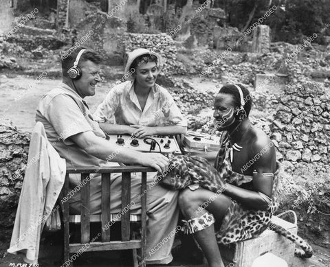 crp-02071 1956 candid sound man Charlie Knott, Donna Reed, Bartholomew Sketch on location film Beyond Mombasa crp-02071
