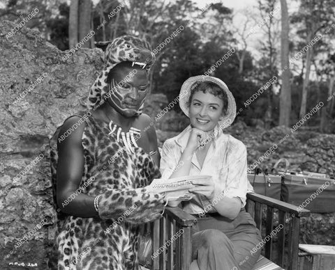 crp-02072 1956 candid Donna Reed, African actor Bartholomew Sketch on location film Beyond Mombasa crp-02072