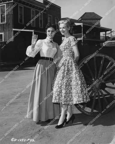 crp-02075 1954 candid Donna Reed gets visit famous model Adrienne Garret on set film Three Hours to Kill crp-02075
