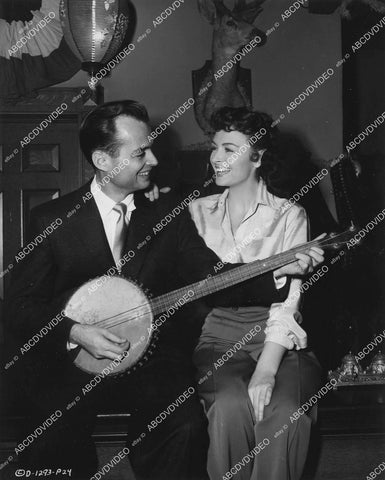 crp-02077 1954 candid Donna Reed gets visit from her brother Keith Mullinger w banjo film Three Hours to Kill crp-02077