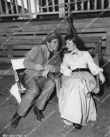 crp-02081 1954 Dana Andrews, Donna Reed relaxing on set film Three Hours to Kill crp-02081