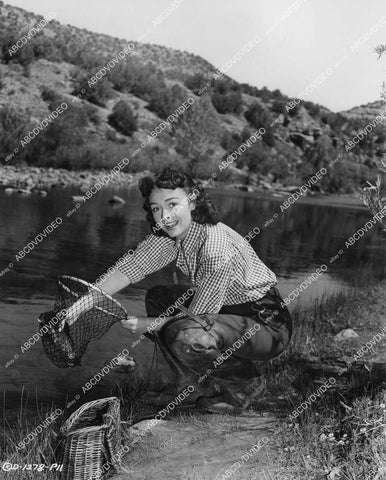 crp-02083 1953 Donna Reed takes today's catch out of the fishing net on location film Gun Fury crp-02083