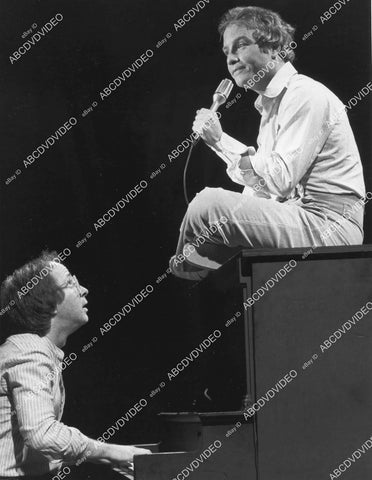crp-02260 1978 phot Richard Dreyfuss graps mic sits on Paul Schaeffer's piano duet TV Saturday Night Live crp-02260