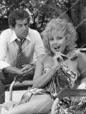 crp-02282 1977 Tom Ryan questions Edie Adams while sunbathing TV Rosetti and Ryan crp-02282