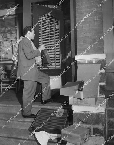 crp-02511 1955 crime Philadelphia narcotics officer Israel Span poses as bible salesman to catch dope users crp-02511