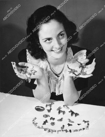 crp-02539 1945 Winifred Larrabee displays 3,200 year old Persian & charm bracelets Chicago Natural History Museum crp-02539