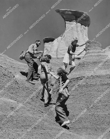 crp-02542 1948 paleontology Red Deer Valley Alberta, Canada couples dig up fossils crp-02542