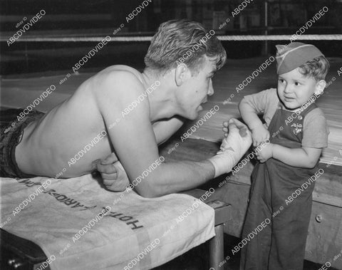 crp-00255 news photo boxing Al Globe talks w son after workout crp-00255