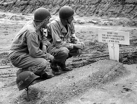 crp-02576 WWII photo fake grave machine gun training range"here lies soldier couldn't fire .37mm machine gun" crp-02576