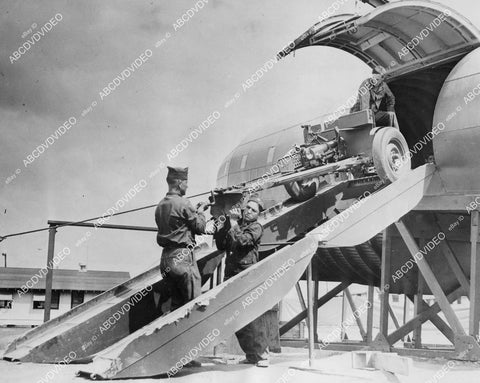 crp-02594 1942 WWII photo training American Airborne Infantry anti tank gun crews load cannon on airplane mockup crp-02594