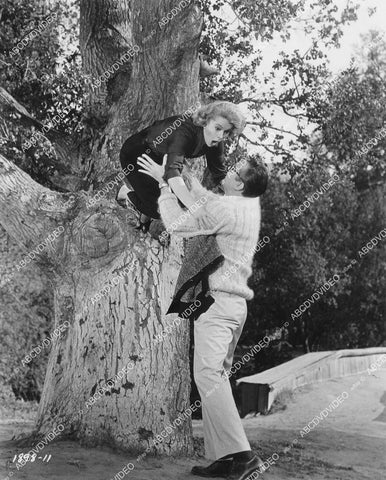 crp-00276 1960 Jayne Meadows snooping w binoculars caught by Steve Allen film College Confidential crp-00276