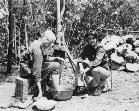 crp-02876 1959 Beverly Aadland soaking her feet Errol Flynn made film Cuban Rebel Girls crp-02876