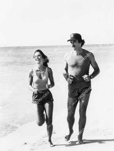 crp-02979 1981 Erin Gray, Tom Selleck jogging down the beach TV Magnum, P.I. crp-02979