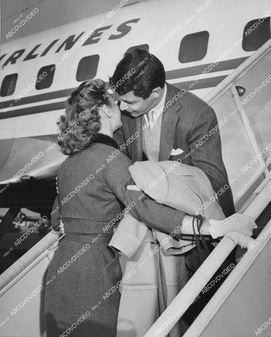 crp-03432 1950's Debbie Reynolds & Eddie Fisher at the airport crp-03432