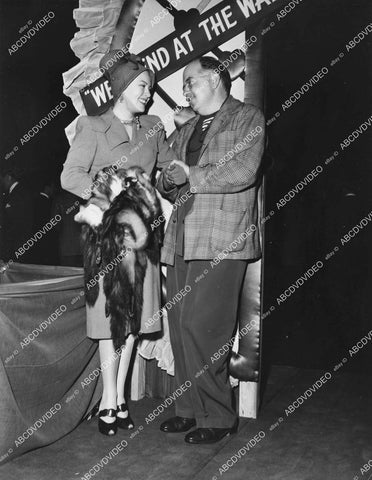 crp-03745 1945 candid Lana Turner, camerman Robert Planck film Weekend at the Waldorf crp-03745
