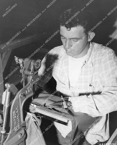 crp-00376 1951 news photo disabled veterans Joseph Harvath making parachutes crp-00376