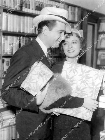 crp-03773 1934 candid Donald Cook & Sheila Bromley Mannors at some bookstore Christmas shopping crp-03773