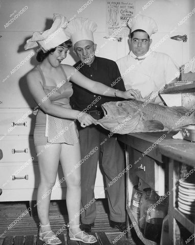 crp-00379 news photo chef John Luke w cute Janet Slayton & Art Mooney how to prepare rock cod fish Catalina Island Fish bake crp-00379