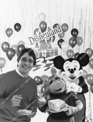 crp-03821 1990 Tony Danza & Mickey Mouse & Miss Piggy Disneyland 35th birthday cake crp-03821