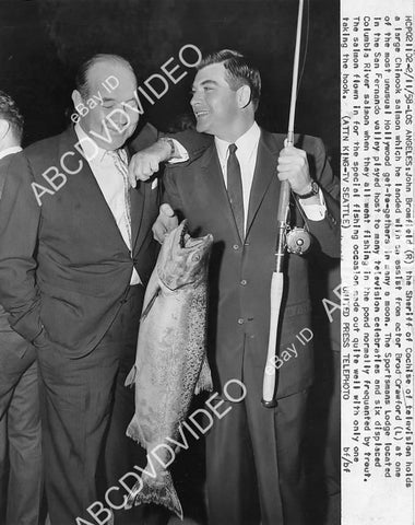 crp-03935 1958 Broderick Crawford, John Bromfield w Chinook salmon fish at Sportsmans Lodge Los Angeles crp-03935