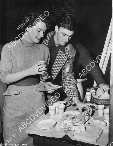 crp-03957 1950 candid Jerome Courtland wife Polly Bergen raid craft food table film He's a Cockeyed Wonder crp-03957
