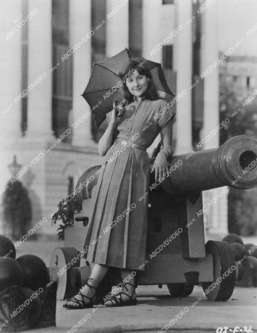 crp-03975 1950's beautiful Adrienne Corri posing by a cannon crp-03975
