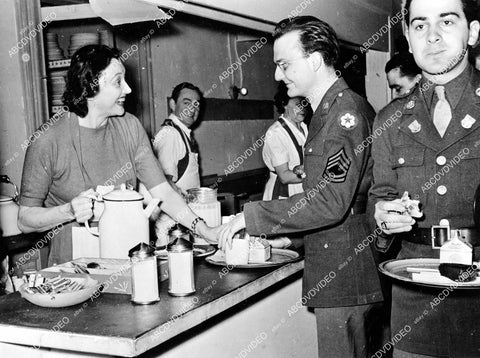 crp-03982 1943 Katharine Cornell at real Hollywood Canteen club serving soldiers for war effort crp-03982