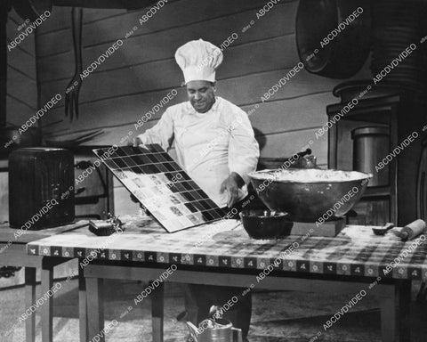 crp-04428 1944 chef Joe Besser clearing the checker board in kitchen film Hey, Rookie crp-04428