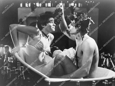 crp-00450 1968 Barry Evans & one of the babes in bathtub film Here We Go Round the Mulberry Bush crp-00450