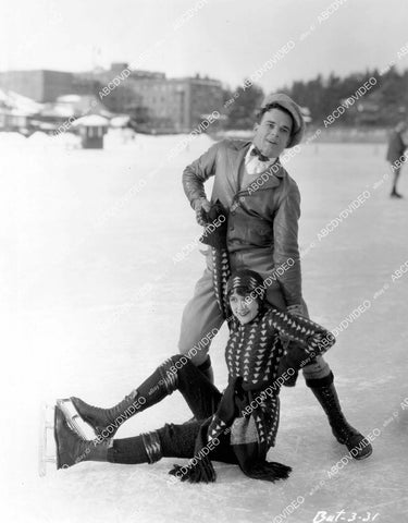 crp-04550 1928 Nick Stuart & Sally Phipps go ice skating silent film News Parade crp-04550