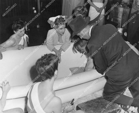crp-00485 1944 director Tim Whelan & crew get bubble bath ready for Gloria DeHaven film Step Lively crp-00485