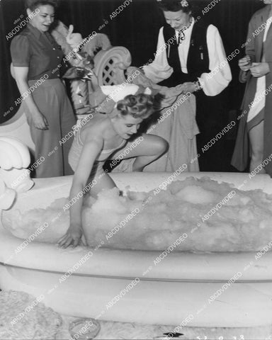 crp-00486 1944 director Tim Whelan & crew get bubble bath ready for Gloria DeHaven film Step Lively crp-00486