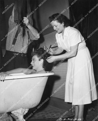 crp-00491 1949 Paulette Goddard gets makeup and hair touch up in the bathtub film Anna Lucasta crp-00491