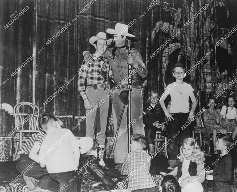 crp-04946 1940's cowboy Allan Lane makes public appearance w kids for KOCS FM radio crp-04946