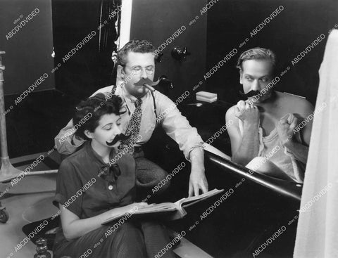 crp-00494 1935 director Roy William Neill Melvyn Douglas script girl Tess Gilbert w fake moustache Lone Wolf Returns crp-00494