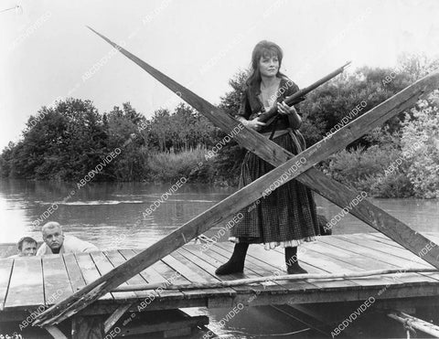 crp-04978 1967 Rod Steiger, Virna Lisi w her rifle film The Girl and the General crp-04978