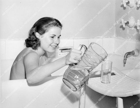 crp-00501 news photo cute girl cools off in the bathtub w lots of cold water crp-00501