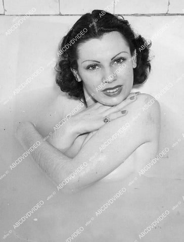 crp-00508 1937 news photo Co-Ed Craves Cleanliness Heloise Martin takes umpteenth bath and loves it crp-00508