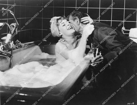 crp-00509 unknown actors hugging in the bathtub film For Lovers and Others crp-00509
