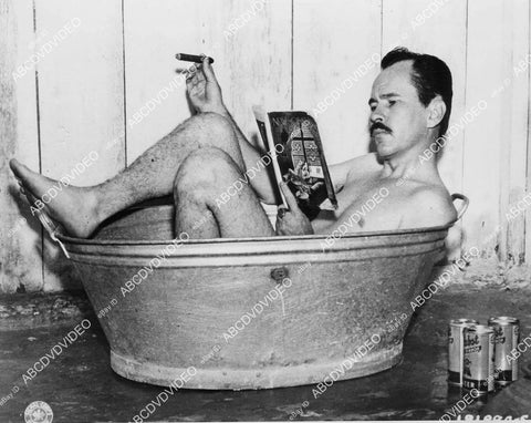 crp-00510 1944 news photo Elliott Haskell in tiny bathtub at Subathu Rest Camp, India crp-00510
