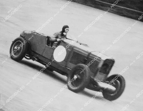 crp-00513 1931 news photo auto racing female English racecar driver Fay Taylor preps race at Brooklands crp-00513