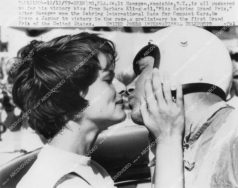 crp-00524 1959 news photo auto racing Walt Hansgen gets kiss Barbara Klingbeil Miss Sebring Grand Prix crp-00524