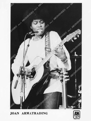 crp-05399 1970's music singer Joan Armatrading on stage w her guitar crp-05399