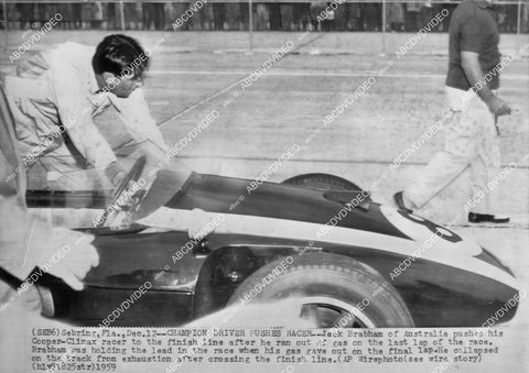 crp-00540 1959 news photo auto racing Jack Brabham pushes racecar Sebring Fla auto race crp-00540