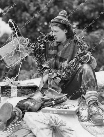 crp-00556 1938 Ruth Hussey goes Christmas shopping in snow shoes crp-00556