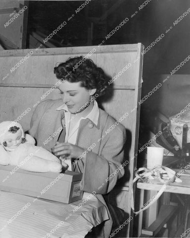 crp-00559 1941 Ruth Hussey gets doll for Melvyn Douglas' daughter film Our Wife crp-00559