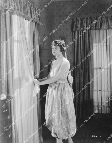 crp-05680 1918 Dorothy Dalton at the window Thomas Ince silent film Green Eyes crp-05680