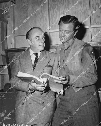 crp-05804 1948 Robert Young w Eugene B Rodney go over the script film Relentless crp-05804