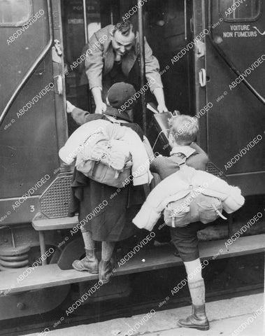 crp-05953 1939 children leave Paris by railroad train under threat of war crp-05953