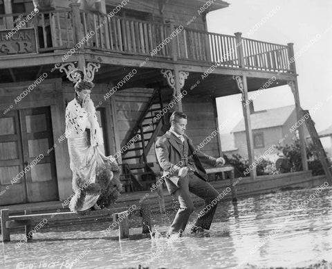 crp-06114 1943 Ann Savage, Tom Neal cross muddy street film Klondike Kate crp-06114